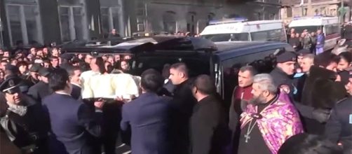La processione funebre in Armenia.