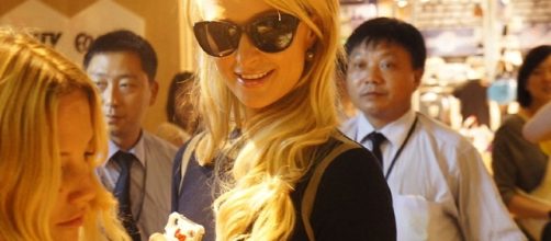 Paris Hilton during an event / Photo via JuneAugust, Wikimedia Commons