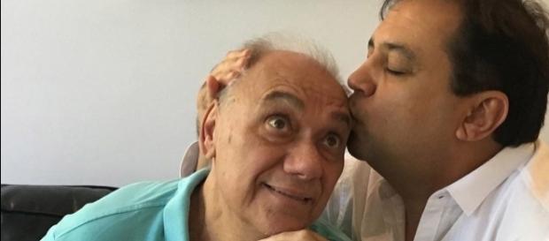 Marcelo Rezende recebe o carinho de Geraldo Luís Marcelo Rezende recebe o carinho de Geraldo Luís