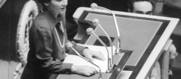 Mme Simone Veil, au cours des débats parlementaires sur la loi légalisant l'IVG Mme Simone Veil, au cours des débats parlementaires sur la loi légalisant l'IVG