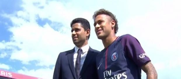 Neymar ao lado do presidente do PSG Neymar ao lado do presidente do PSG