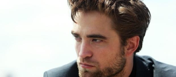 Ospite di un programma tv, l'attore Robert Pattinson ha raccontato di aver rifiutato di girare una scena osé con un cane. Foto: cinefilos.it. Ospite di un programma tv, l'attore Robert Pattinson ha raccontato di aver rifiutato di girare una scena osé con un cane. Foto: cinefilos.it.