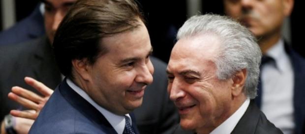 Rodrigo Maia e Michel Temer comemoram o resultado do arquivamento da denúncia por corrupção Rodrigo Maia e Michel Temer comemoram o resultado do arquivamento da denúncia por corrupção