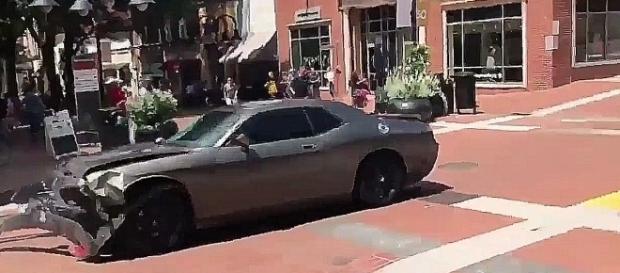 Samochód śmierci z Charlottesville - również to wydarzenie nie jest jednoznaczne (youtube screenshot) Samochód śmierci z Charlottesville - również to wydarzenie nie jest jednoznaczne (youtube screenshot)