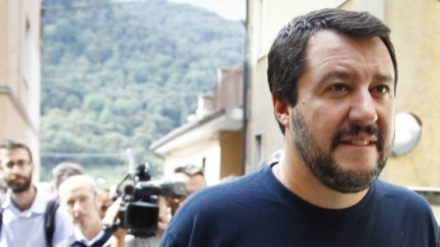 Il leader della Lega, Salvini, ha dichiarato di voler affondare le navi ONG