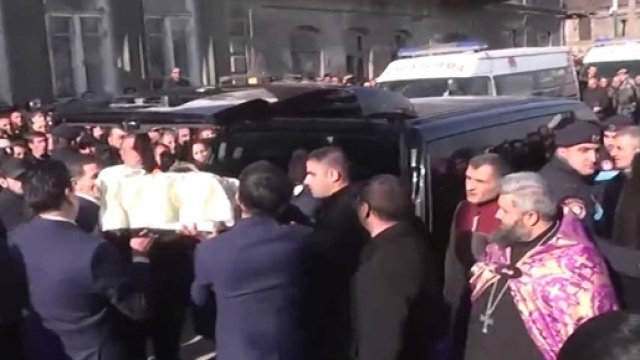 La processione funebre in Armenia.