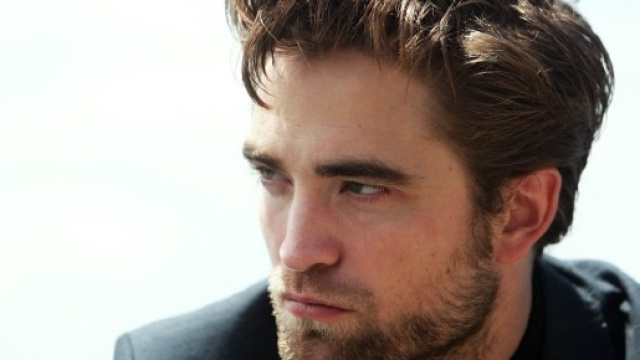 Ospite di un programma tv, l'attore Robert Pattinson ha raccontato di aver rifiutato di girare una scena os&eacute; con un cane. Foto: cinefilos.it.