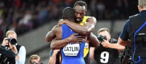 L'abbraccio tra Usain Bolt e Justin Gatlin al termine della finale dei 100 metri ai Mondiali di Londra