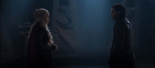 The way they lock glimpses at each other means something. More of this in "GOT" S07 E05. (GameofThrones / YouTube)