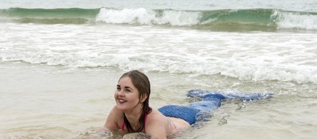 Laura Evans, la donna sirena che ha conquistato le spiagge inglesi della Cornovaglia. Foto: Facebook. Laura Evans, la donna sirena che ha conquistato le spiagge inglesi della Cornovaglia. Foto: Facebook.