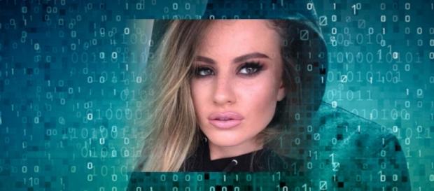 Polícia conseguiu libertar a modelo que seria vendida na internet como escrava sexual. Polícia conseguiu libertar a modelo que seria vendida na internet como escrava sexual.