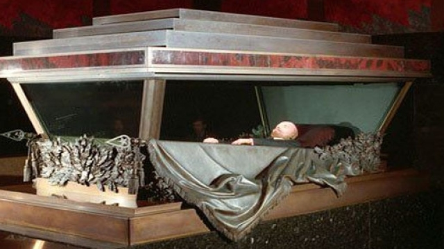 La salma di Vladimir Lenin nel mausoleo sulla Piazza Rossa a Mosca