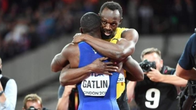 L'abbraccio tra Usain Bolt e Justin Gatlin al termine della finale dei 100 metri ai Mondiali di Londra