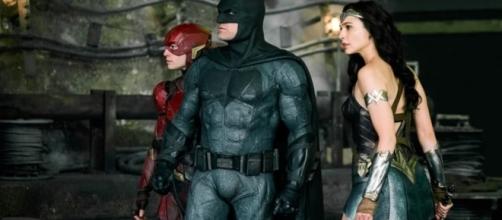 New Justice League Pic Shows a Batman, Wonder Woman and Flash Teamup!!! [Image source: Youtube Screen grab]