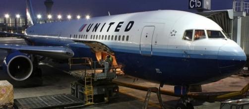 United Airlines flight from Maui to Chicago was delayed by 24 hours [Image: Wikimedia by Lasse Fuss/CC BY-SA 2.0]