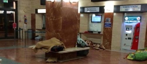 cresce la preoccupazione per i senzatetto accampati in stazione