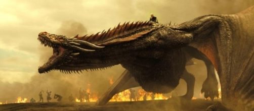 Daenerys, montada en Drogon, caldea los ánimos con los Lannister, como ya hiciera su padre Aegon.