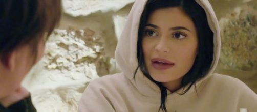 Kylie Jenner shares undergoing a therapy over pressures felt with her fame. Image via YouTube/E!News