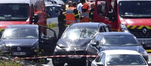 L'auto usata per investire i soldati stamane a Levallois-Perret (AP Photo)