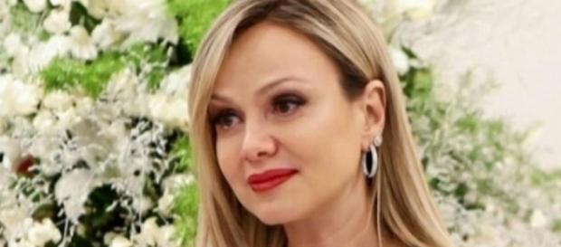 Apresentadora do SBT, Eliana se afasta de programa para enfrentar 'gravidez de risco' Apresentadora do SBT, Eliana se afasta de programa para enfrentar 'gravidez de risco'