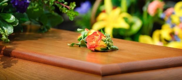 Arrestati i parenti di una donna prelavata dall'ospedale e messa in una bara per farle il funerale. Arrestati i parenti di una donna prelavata dall'ospedale e messa in una bara per farle il funerale.