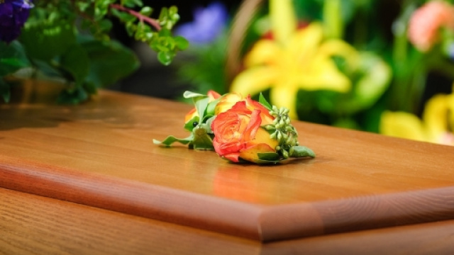 Arrestati i parenti di una donna prelavata dall'ospedale e messa in una bara per farle il funerale.