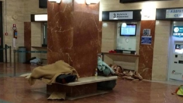 cresce la preoccupazione per i senzatetto accampati in stazione