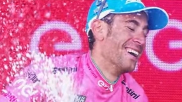 Vincenzo Nibali in maglia rosa