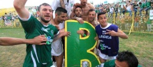 I giocatori dell'Avellino in festa dopo il successo sul Catanzaro che riportò gli irpini in serie B nel 2013