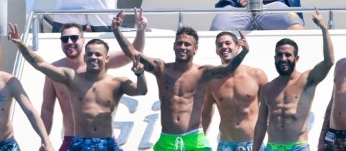 Neymar fait la fête à Saint-Tropez ! (via thesun.co.uk)