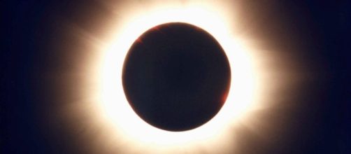 Tipica eclissi solare totale visibile