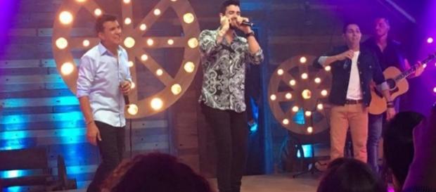 Dupla Racyne e Rafael que perdeu músico assassinado cantando com Gusttavo Lima. Dupla Racyne e Rafael que perdeu músico assassinado cantando com Gusttavo Lima.