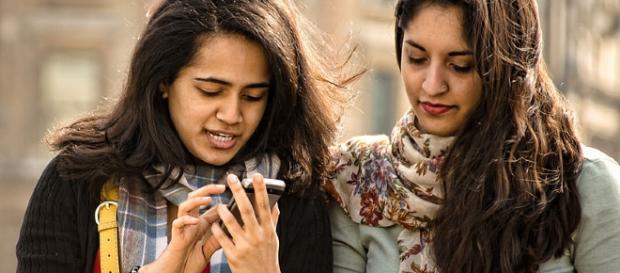 Girls reading news online / Photo via Garry Knight, Wikimedia Commons Girls reading news online / Photo via Garry Knight, Wikimedia Commons
