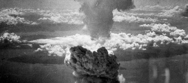 Il fungo atomico della bomba di Nagasaki fotografata da Charles Levy, uno dei piloti del B52 che lanciò la bomba Il fungo atomico della bomba di Nagasaki fotografata da Charles Levy, uno dei piloti del B52 che lanciò la bomba