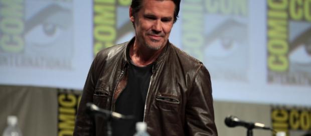 Josh Brolin gets his 'Cable look' teased by Ryan Reynolds for 'Deadpool 2' on 2018. / from 'Flickr' - flickr.com Josh Brolin gets his 'Cable look' teased by Ryan Reynolds for 'Deadpool 2' on 2018. / from 'Flickr' - flickr.com