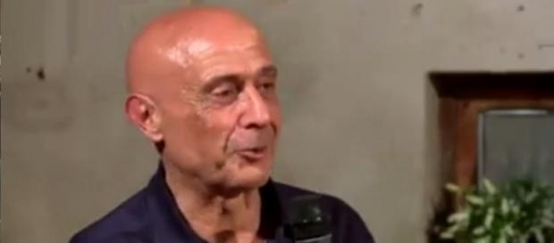 Marco Minniti a una Festa de L'Unità spiega i suoi progetti per gestire i flussi migratori Marco Minniti a una Festa de L'Unità spiega i suoi progetti per gestire i flussi migratori