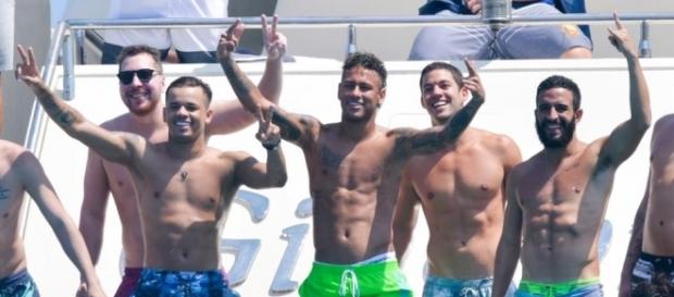 Neymar fait la fête à Saint-Tropez ! (via thesun.co.uk) Neymar fait la fête à Saint-Tropez ! (via thesun.co.uk)