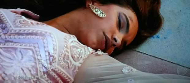 Shamiran é derrubada da escada (Foto: Reprodução/RecordTV) Shamiran é derrubada da escada (Foto: Reprodução/RecordTV)