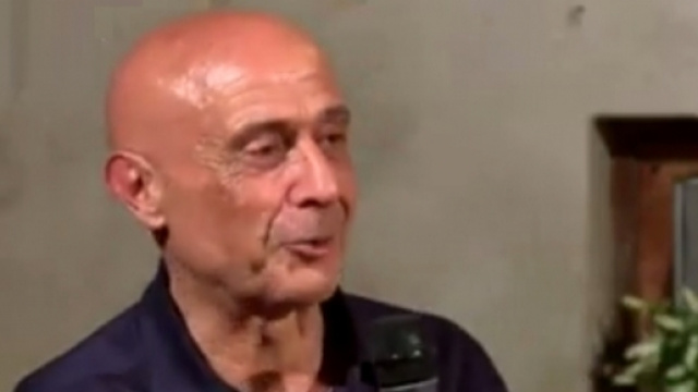 Marco Minniti a una Festa de L'Unità spiega i suoi progetti per gestire i flussi migratori