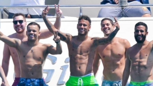 Neymar fait la fête à Saint-Tropez ! (via thesun.co.uk)