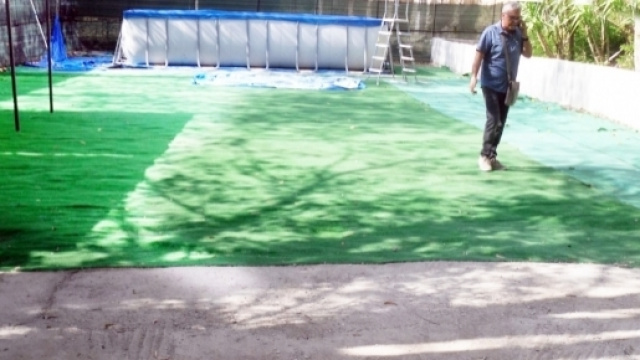 Piscina e campo di calcio abusivi su terreno pubblico.