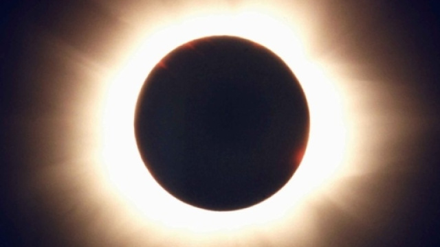 Tipica eclissi solare totale visibile