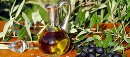 Olive oil may not add just to the taste of our food but to our health as well. [Image via www.pexels.com]