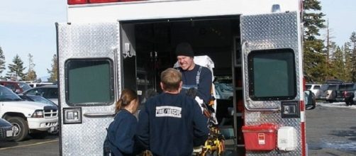 EMTs loading a patient (Coolcaesar wikimedia)