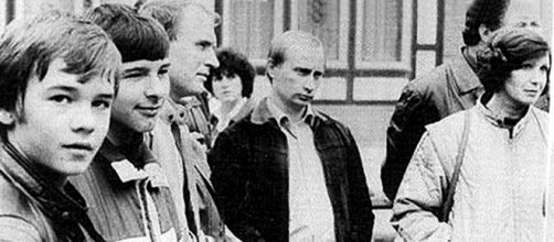 il giovane Putin in una foto storica negli anni della DDR