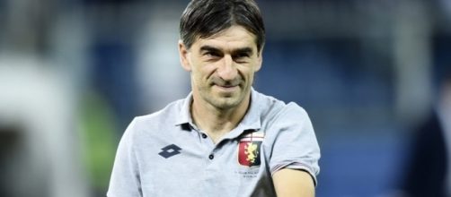 In alto l'allenatore del Genoa Ivan Jurić