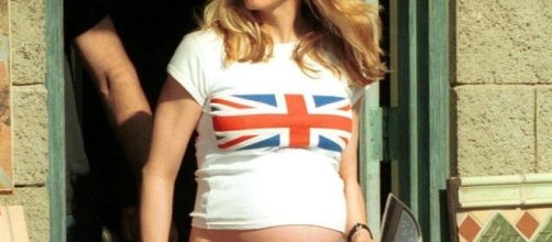 Madonna luciendo embarazo orgullosa.