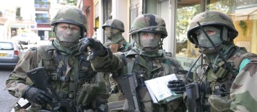 Militari francesi del gruppo anti terrorismo Sentinelle travolti da auto pirata