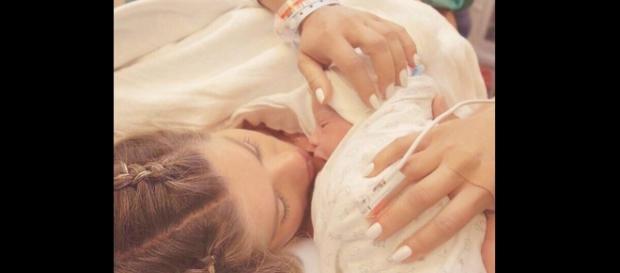 Karina Bacchi compartilha foto com filho (Foto: internet) Karina Bacchi compartilha foto com filho (Foto: internet)
