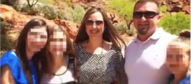 Kristy and Kenneth Manzanares photographed with their three kids - YouTube/News Celebrities US Kristy and Kenneth Manzanares photographed with their three kids - YouTube/News Celebrities US